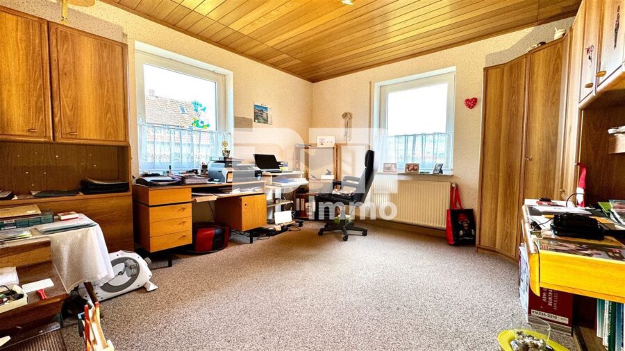 Schönes 1 - 2 Familienhaus mit riesigem Grundstück, Doppelgarage und umfangreichen Nutzflächen - EG Kinderzimmer 1 / Büro WE1